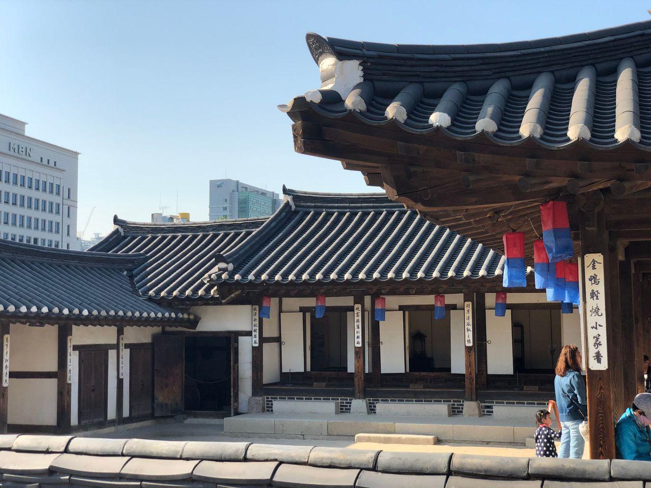 Place where time has frozen; Namsangol Hanok Village, the most beautiful site in Seoul